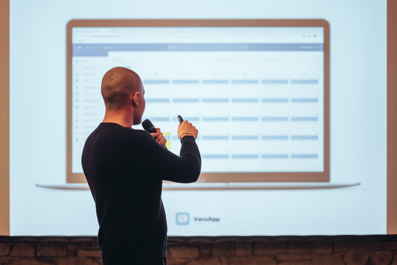 Dominik Šefl prezentuje aplikaci v rámci Laboratoře Nadace Vodafone
